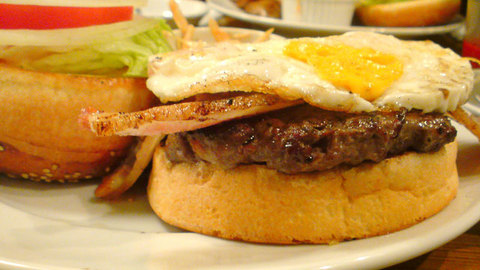 バンズもパテ（パティ）ごくうまイ！！三茶の大人気ハンバーガーショップ